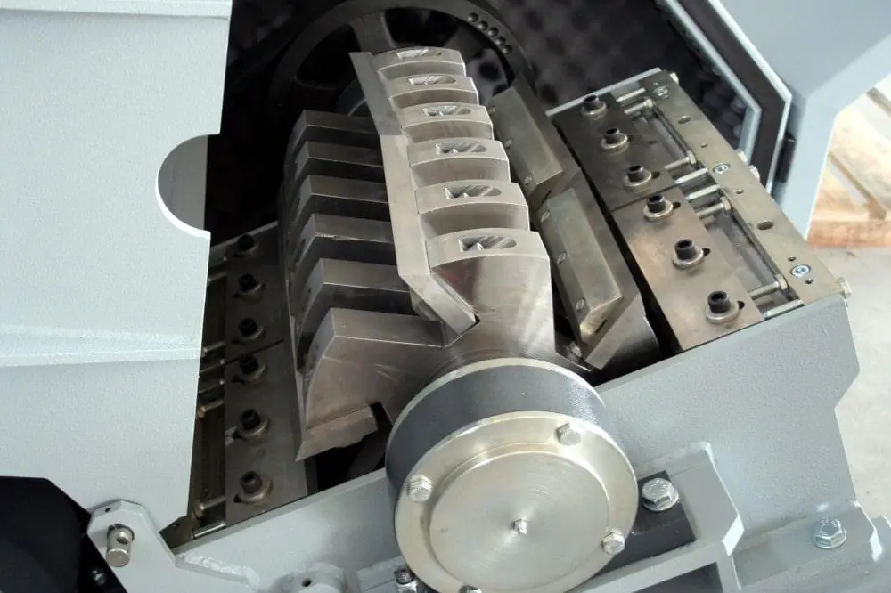 Plastic crusher rotor with moving knives and fixed knives in the open cutting chamber