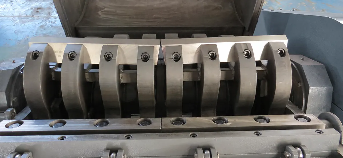 Crusher rotor: moving knives cut against fixed knives until the pieces can pass through the screen. Plastic crusher rotor with moving knives cutting against fixed knives