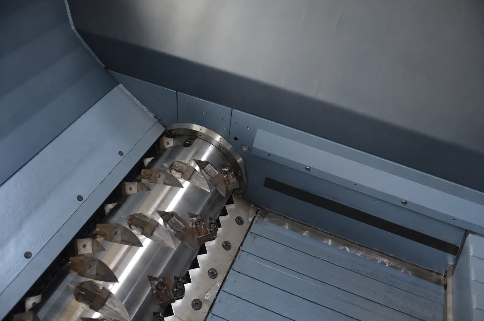 For film and woven bags, feeding control and anti-wrapping rotor design matter more than a larger motor. Single-shaft shredder rotor inside the cutting chamber with fixed counter knives
