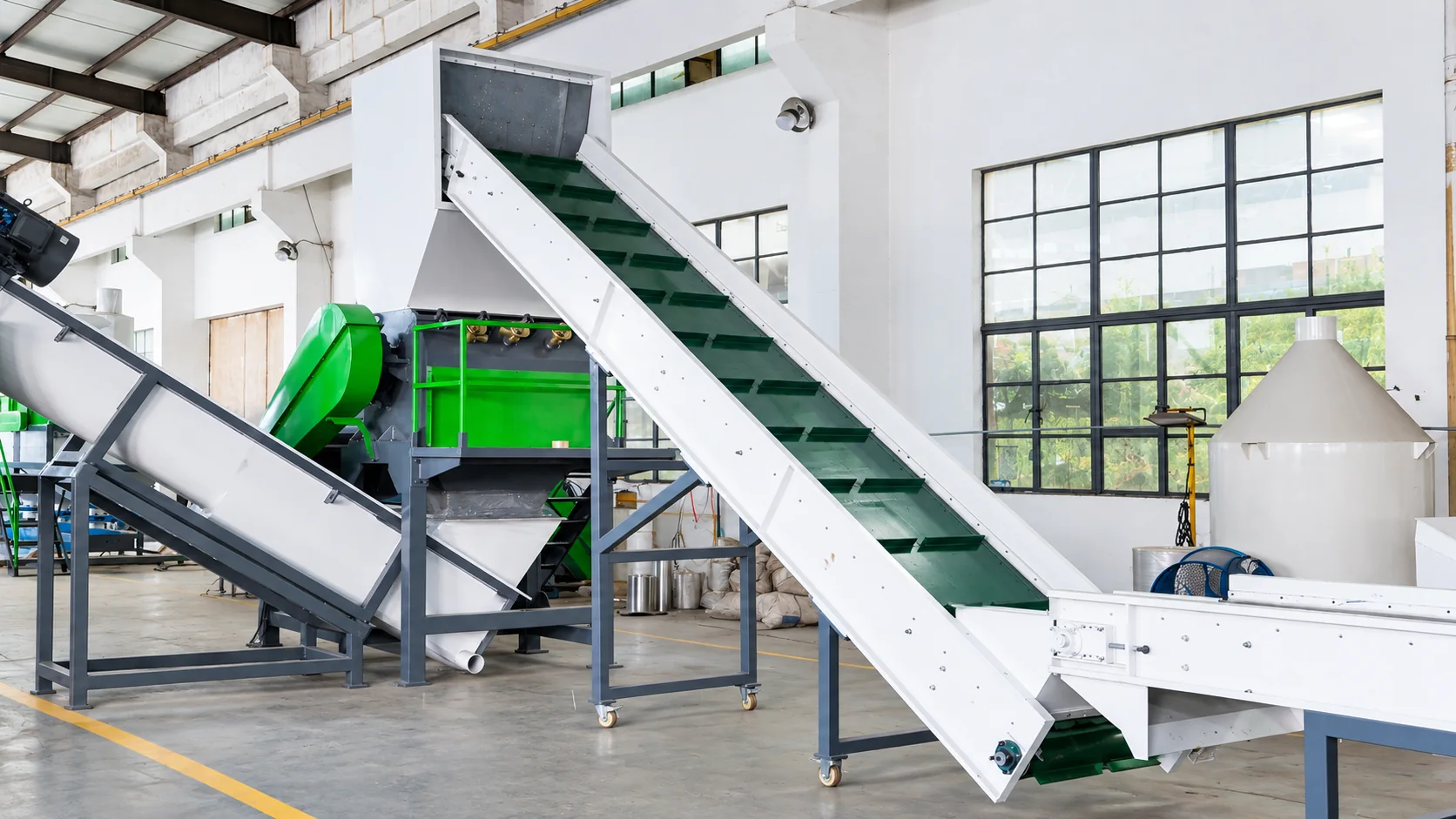 Plastic crusher recycling line with inclined feeding conveyor in the Gangsu factory